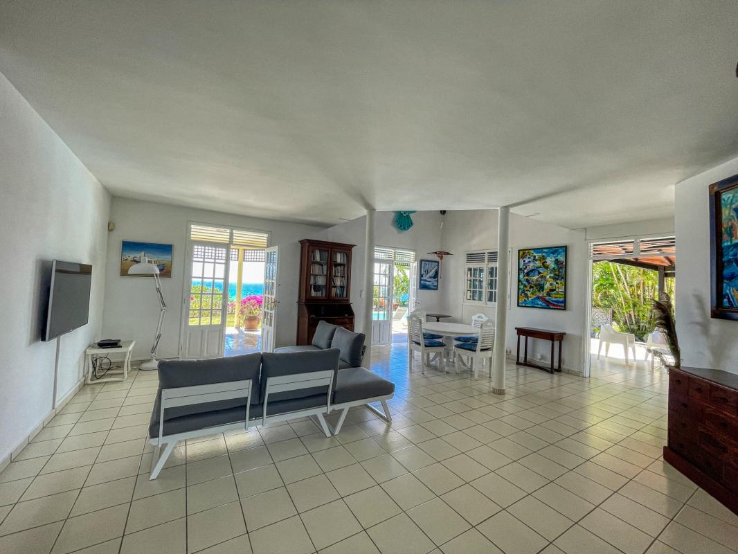 A louer villa 4 chambre 8 personnes piscine vue mer secteur Dampierre Le Gosier Guadeloupe - pièce à vivre